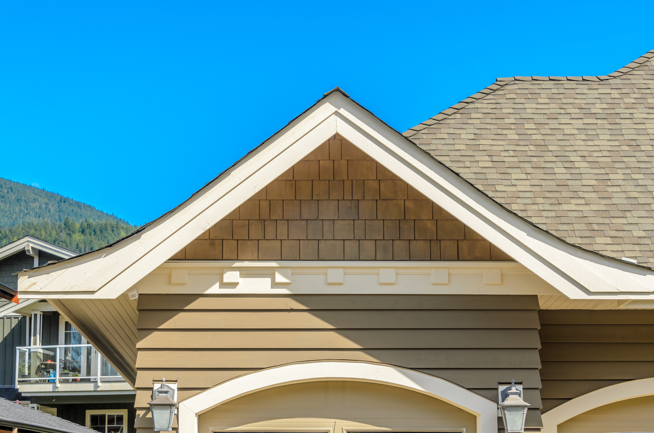 House exterior roofline before cleaning