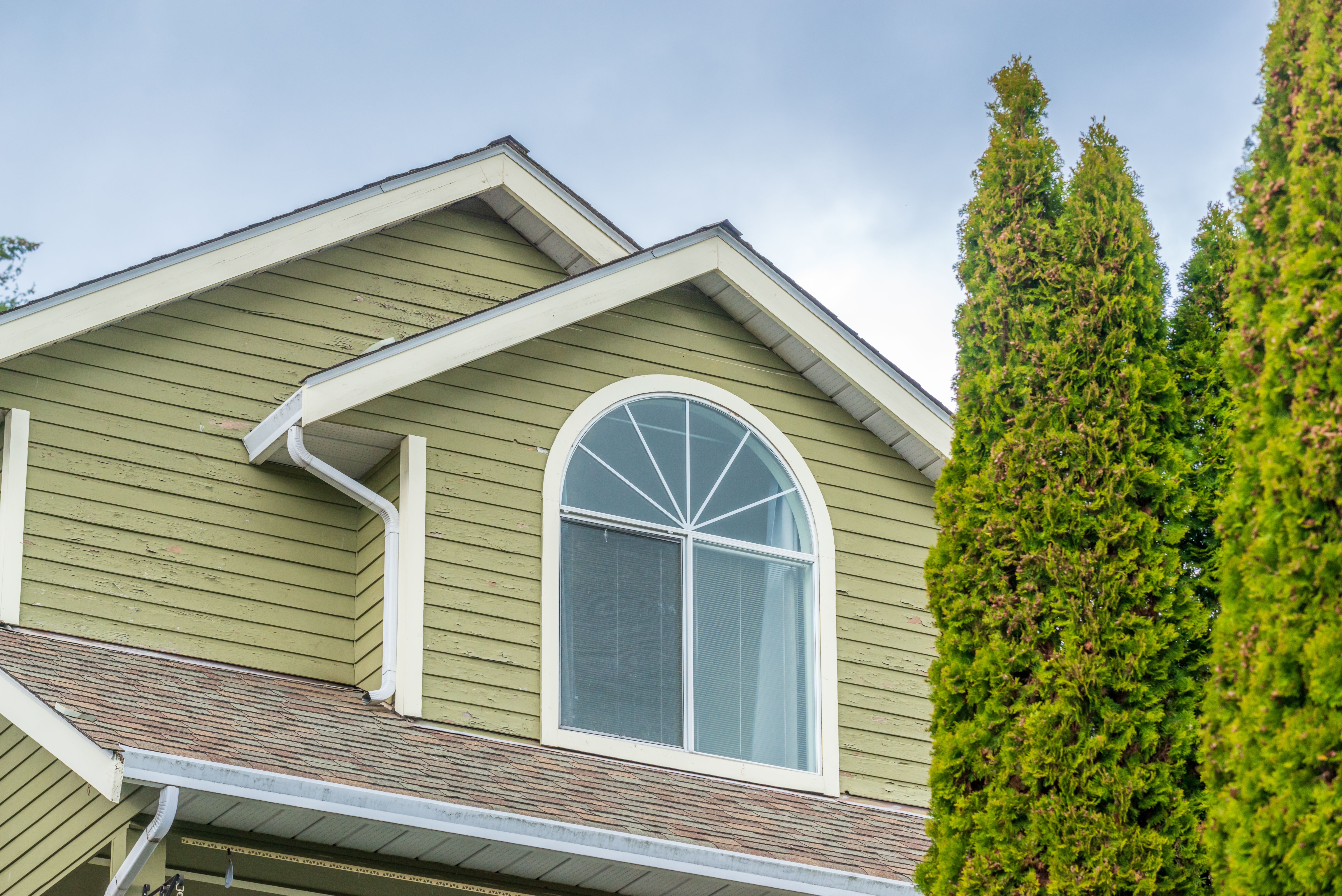 House gable and roofline exterior cleaning